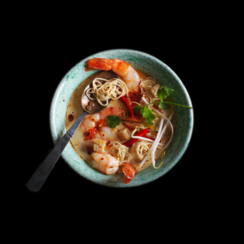 Noodle soup with shrimps in bowl